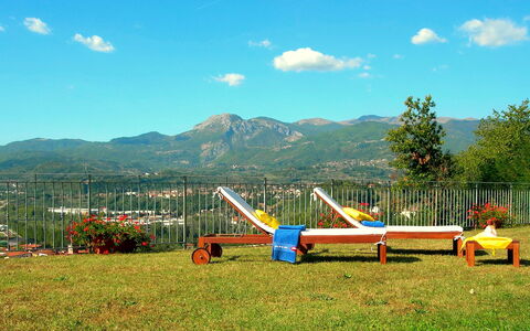 Villa Saida: Patio De Recreo, Espacio Publico, Cielo, Asentamientos Humanos, Hierba, Ocio, Tobogán, Equipo De Juego Exterior, Árbol, Granja