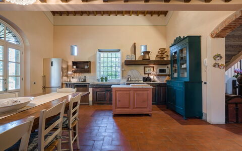 Villa Fontine: Edificio, Propiedad, Habitación, Mostrador, Mueble, Cocina, Diseño De Interiores, Gabinetes, Suelo, Casa