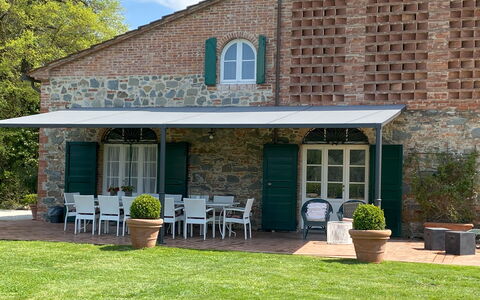 Villa Fontine: Planta, Ventana, Edificio, Maceta, Puerta, Sombra, Árbol, Cabaña, Casa, Silla