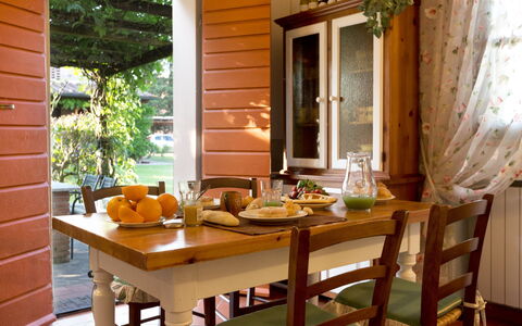 Montelopio: Habitación, Mueble, Mesa, Comedor, Propiedad, Diseño De Interiores, Casa, Casa, Edificio, Porche