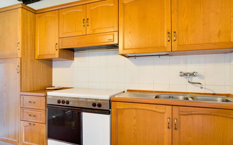 Bucine 690: Gabinetes, Mostrador, Cocina, Habitación, Mueble, Propiedad, Alacena, Electrodoméstico, Electrodoméstico, Aparato De Cocina
