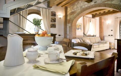 La Capinera: Diseño De Interiores, Habitación, Propiedad, Edificio, Sala, Mueble, Techo, Arquitectura, Mesa, Casa