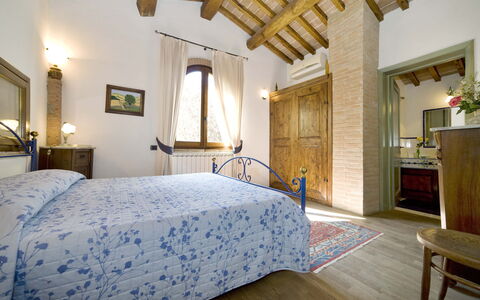 La Capinera: Habitación, Cama, Habitación, Mueble, Propiedad, Sábana, Edificio, Techo, Marco De La Cama, Diseño De Interiores