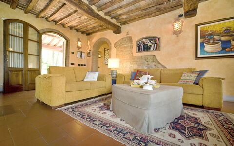 Le Rondini: Habitación, Propiedad, Edificio, Diseño De Interiores, Sala, Mueble, Techo, Pared, Casa, Bienes Raíces