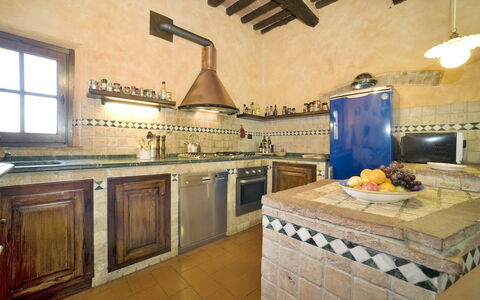 Le Rondini: Mostrador, Propiedad, Habitación, Cocina, Loseta, Edificio, Suelo, Mueble, Estufa De Cocina, Diseño De Interiores