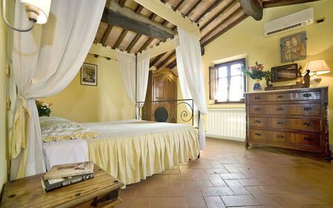 Le Rondini: Propiedad, Habitación, Habitación, Mueble, Cama, Edificio, Diseño De Interiores, Techo, Sábana, Suelo