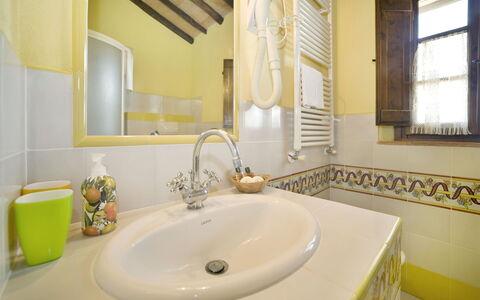 Le Rondini: Baño, Lavabo, Propiedad, Habitación, Grifo, Diseño De Interiores, Loseta, Lavabo Del Baño, Amarillo, Pared