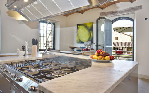 La Maccinaia 14: Mostrador, Propiedad, Habitación, Amarillo, Techo, Diseño De Interiores, Edificio, Cocina, Mueble, Casa