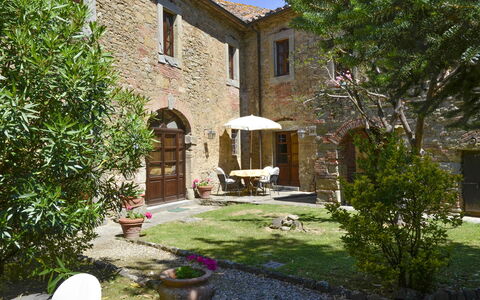 San Pietro: Planta, Edificio, Ventana, Maceta, Superficie De La Carretera, Árbol, El Terreno Del Lote, Casa, Hierba, Sombra