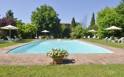 San Pietro: Propiedad, Piscina, Bienes Raíces, Hierba, Césped, Barrio Residencial, Árbol, Vacaciones, Ocio, Inmuebles