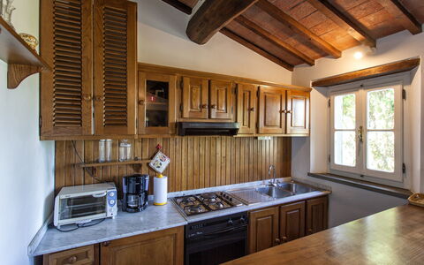Vittoria: Mostrador, Habitación, Propiedad, Mueble, Cocina, Edificio, Gabinetes, Techo, Lavabo, Diseño De Interiores