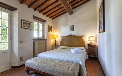 Vittoria: Habitación, Habitación, Propiedad, Cama, Mueble, Sábana, Techo, Marco De La Cama, Diseño De Interiores, Edificio