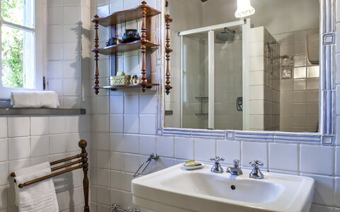 Vittoria: Baño, Habitación, Propiedad, Diseño De Interiores, Edificio, Arquitectura, Arreglo De Tubería, Lavabo, Casa, Mueble