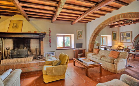 Casale Giulio: Sala, Habitación, Propiedad, Edificio, Diseño De Interiores, Mueble, Casa, Techo, Haz, Casa