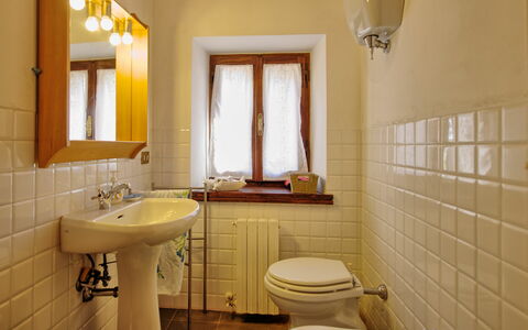 Casale Giulio: Baño, Habitación, Propiedad, Diseño De Interiores, Loseta, Pared, Edificio, Bienes Raíces, Suelo, Casa