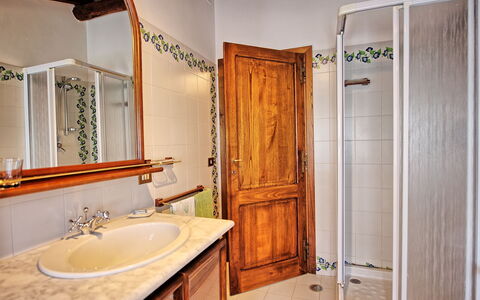 Casale Giulio: Baño, Habitación, Propiedad, Edificio, Casa, Bienes Raíces, Diseño De Interiores, Mueble De Baño, Mueble, Casa