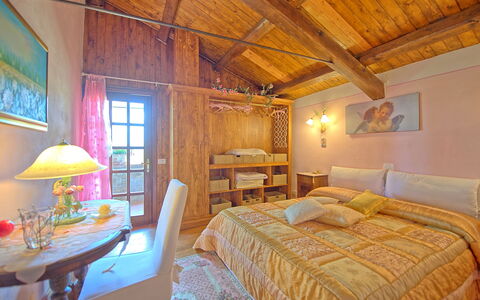 Villa Margherita: Habitación, Habitación, Cama, Mueble, Propiedad, Edificio, Diseño De Interiores, Techo, Sábana, Marco De La Cama