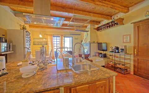 Villa Margherita: Habitación, Propiedad, Mostrador, Edificio, Mueble, Cocina, Techo, Gabinetes, Diseño De Interiores, Casa