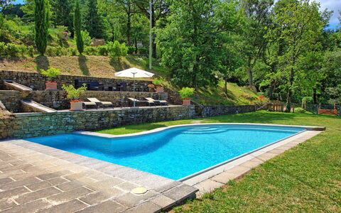 Villa Margherita: Piscina, Propiedad, Hierba, Patio Interior, Ocio, Bienes Raíces, Casa, Inmuebles, Yarda, Césped