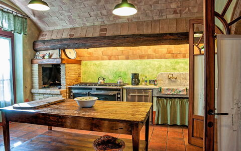 Villa Petrognano: Habitación, Mueble, Propiedad, Mostrador, Edificio, Diseño De Interiores, Cocina, Casa, Haz, Techo