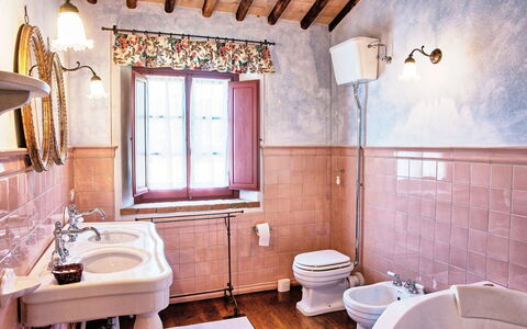 Villa Petrognano: Baño, Habitación, Propiedad, Diseño De Interiores, Edificio, Bienes Raíces, Casa, Casa, Pared, Suelo
