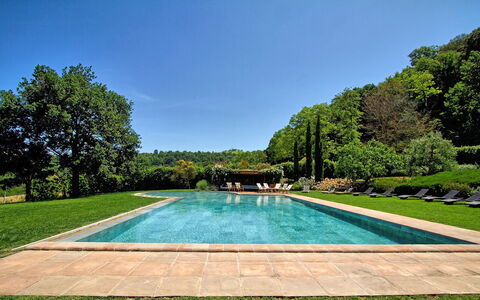 Villa Petrognano: Piscina, Propiedad, Paisaje Natural, Inmuebles, Bienes Raíces, Casa, Hierba, Ocio, Árbol, Casa