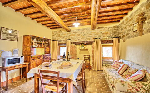 Podere Orietta: Habitación, Propiedad, Edificio, Diseño De Interiores, Mueble, Techo, Sala, Casa, Haz, Bienes Raíces