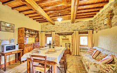 Orietta 2: Habitación, Propiedad, Edificio, Diseño De Interiores, Mueble, Techo, Sala, Casa, Haz, Bienes Raíces