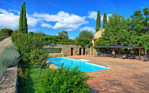 Brunello: Nube, Agua, Cielo, Planta, Propiedad, Botánica, Azur, Árbol, Paisaje Natural, Edificio