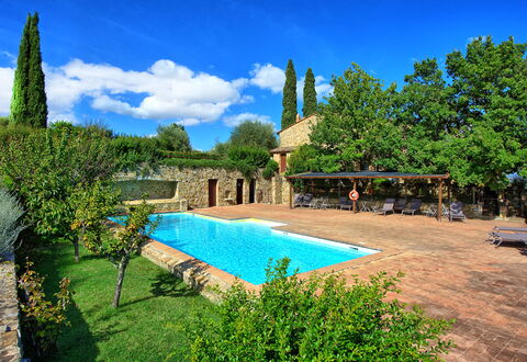 Brunello: Planta, Cielo, Agua, Nube, Propiedad, Edificio, Azur, Botánica, Árbol, Piscina