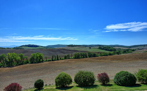 San Donnino: Cielo, Colina, Nube, Tierras Altas, Árbol, Pradera, Área Rural, Desierto, Hierba, Campo