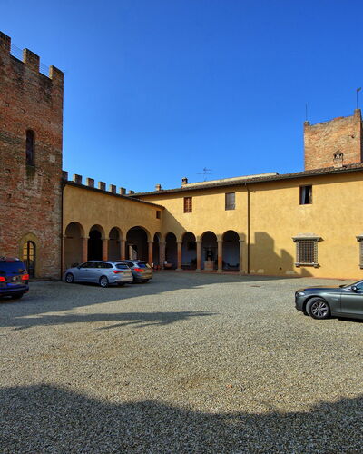 Certaldo: By, Azul, Propiedad, Edificio, Vehículo, Coche, De Vehículos De Lujo, Pared, Arquitectura, Asentamientos Humanos
