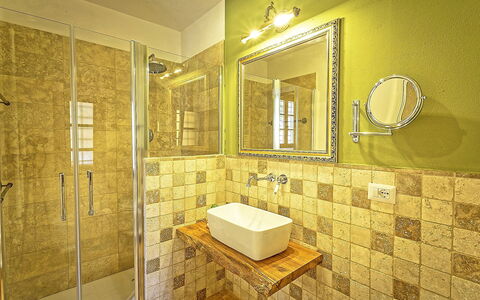 Villa Amadeo: Baño, Habitación, Propiedad, Diseño De Interiores, Loseta, Amarillo, Edificio, Pared, Bienes Raíces, Suelo