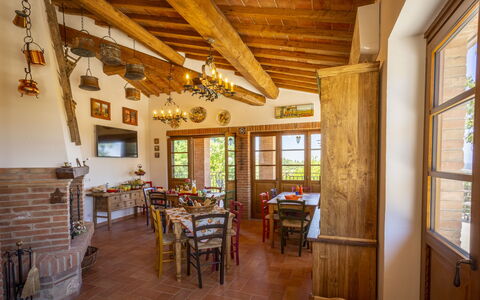 Villa Amadeo: Habitación, Propiedad, Edificio, Haz, Suelo, Techo, Mueble, Suelos De Madera, Diseño De Interiores, Madera Dura