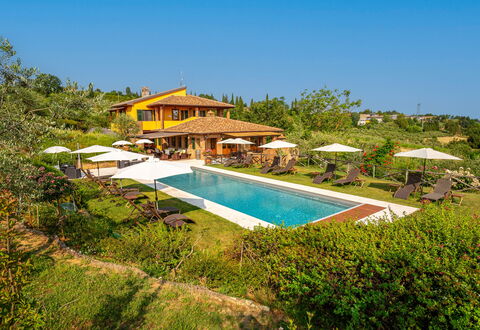 Villa Amadeo: Cielo, Agua, Planta, Piscina, Paisaje Natural, Sombra, Rectángulo, Edificio, Mueble Para Exteriores, Arecales