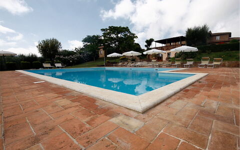 Sanguineto: Nube, Cielo, Agua, Piscina, Edificio, Planta, Azur, Árbol, Sombra, Rectángulo