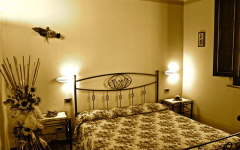 Sanguineto: Cama, Habitación, Habitación, Mueble, Marco De La Cama, Sábana, Propiedad, Lecho, Diseño De Interiores, Pared