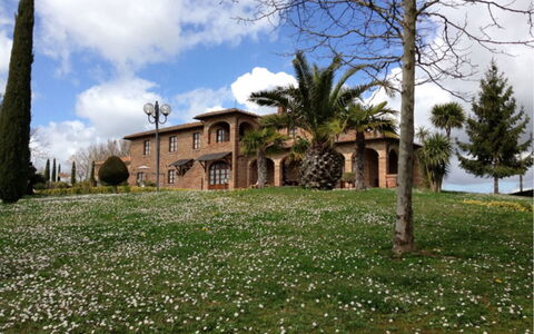 Sanguineto: Nube, Cielo, Planta, Flor, Edificio, Árbol, Paisaje Natural, Casa, El Terreno Del Lote, Vegetación