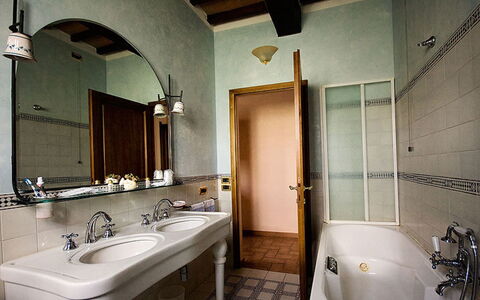 Sanguineto: Baño, Habitación, Propiedad, Lavabo, Diseño De Interiores, Loseta, Edificio, Grifo, Arquitectura, Pared