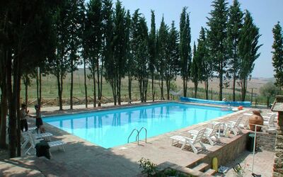 Aia Vecchia Di Montalceto: Agua, Propiedad, Piscina, Cielo, Azur, Sombra, Árbol, Cuerpo De Agua, Planta, Ocio