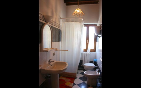 Fattoria le Chianacce: Habitación, Propiedad, Diseño De Interiores, Edificio, Mueble, Casa, Arquitectura, Baño, Bienes Raíces, Mesa