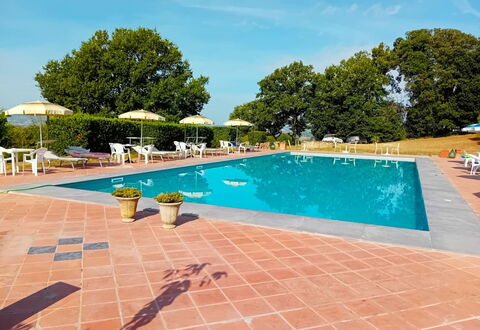 Fattoria le Chianacce: Agua, Cielo, Planta, Edificio, Piscina, Azur, Árbol, Mueble Para Exteriores, Nube, Silla