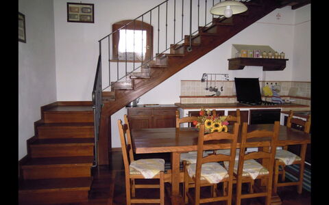 Fattoria la Gabola: Escalera, Habitación, Mueble, Mesa, Pretil, Madera Dura, Edificio, Comedor, Diseño De Interiores, Suelo