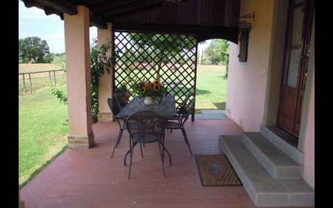 Fattoria la Gabola: Propiedad, Patio, Habitación, Patio Interior, Edificio, Porche, Yarda, Casa, Mueble, Estructura Al Aire Libre