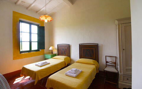 Santa Vittoria: Habitación, Mueble, Cama, Propiedad, Habitación, Diseño De Interiores, Marco De La Cama, Sábana, Edificio, Suelo