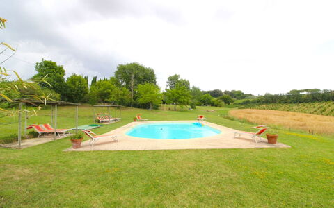 Santa Vittoria: Nube, Cielo, Planta, Agua, Árbol, Paisaje Natural, Sombra, El Terreno Del Lote, Piscina, Hierba