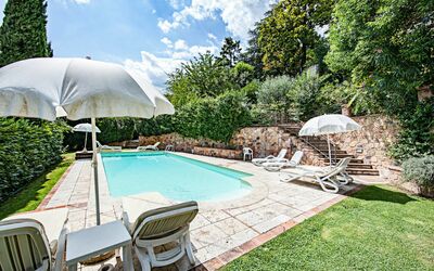 Fonte Del Castagno: Agua, Planta, Nube, Mueble, Propiedad, Cielo, Piscina, Paraguas, Silla, Mueble Para Exteriores