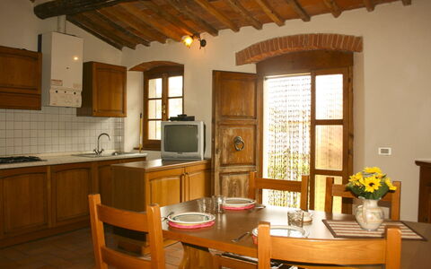 Pozzonovo: Mueble, Madera, Diseño De Interiores, Piso, Gabinetes, Techo, Habitación, Suelo, Cocina, Mostrador