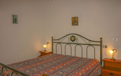 Il Susino: Cama, Habitación, Lecho, Mueble, Sábana, Linos, Diseño De Interiores, Marco De La Cama, Suelo, Habitación