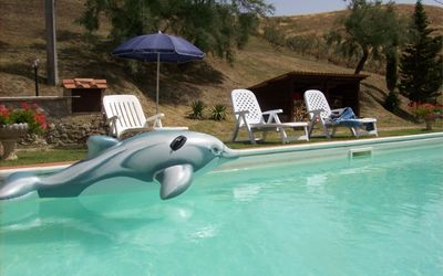 Podere Bellosguardo: Agua, Propiedad, Planta, Piscina, Paraguas, Azur, Mueble Para Exteriores, Silla, Sunlounger, Sombra